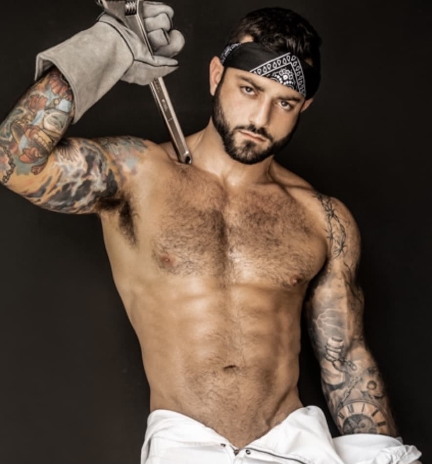 Drew Valentino (DrewcyFrOOtXL)