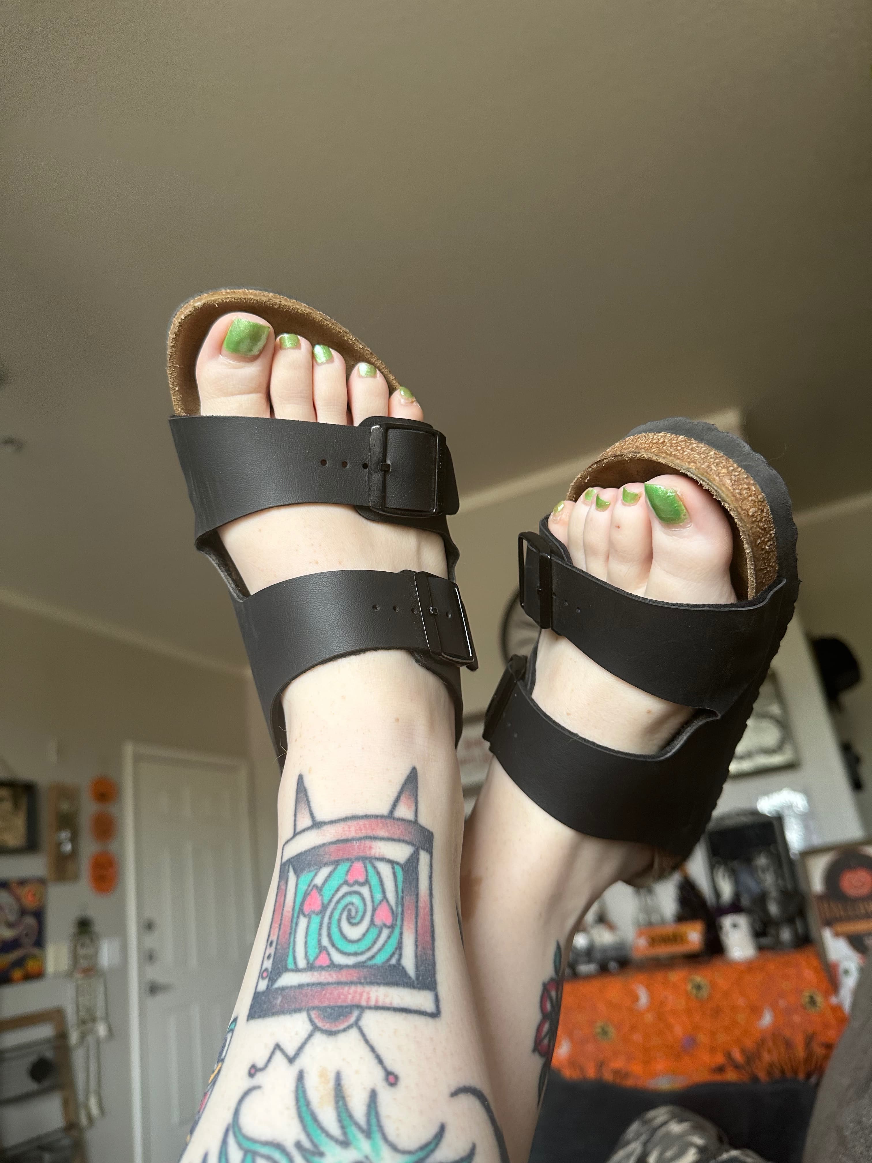 Peachy Inky Toes💕