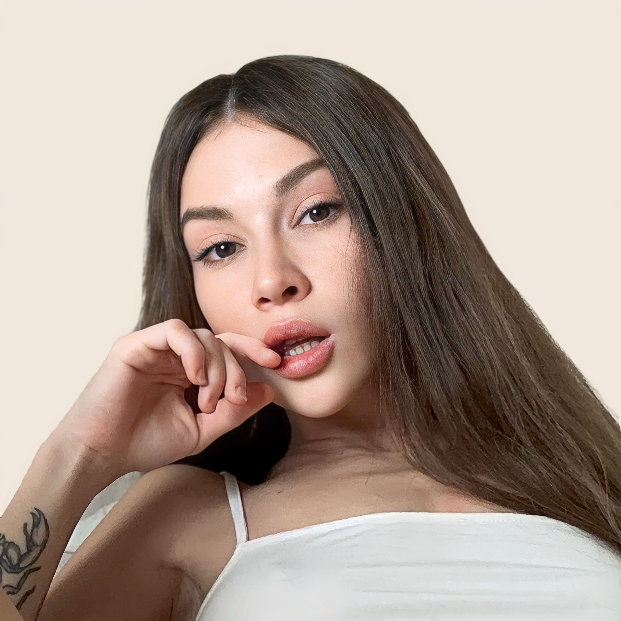 𝐄𝐯𝐚 𝐕𝐞𝐞💎 petite fit brunette 😍