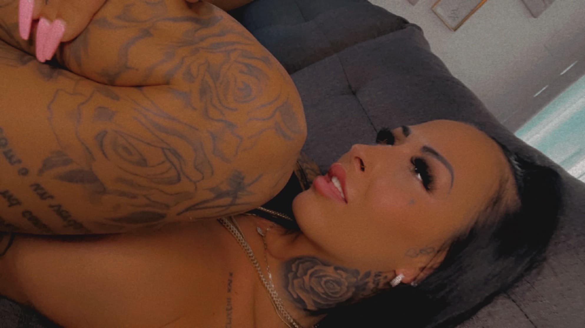 𝑲𝑨𝑹𝑶𝑳𝑰𝑵𝑨 𝑫𝑰𝑰𝑨𝑴𝑶𝑵𝑫𝒁