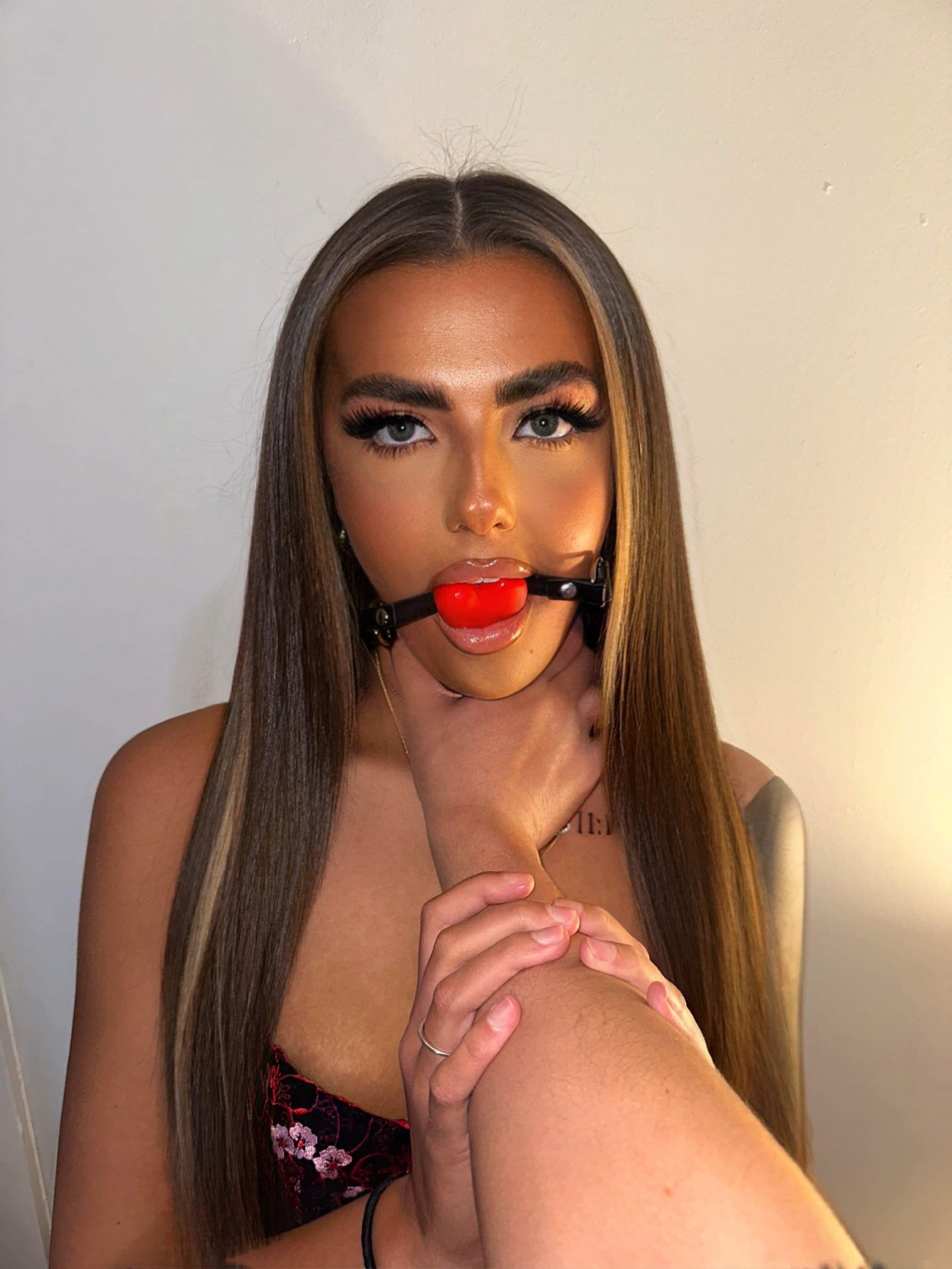 🍒YOUR FAVE BRUNETTE 🍒