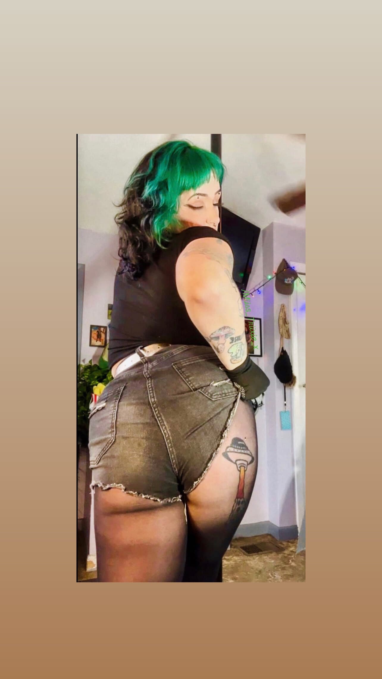 Miiss Triixie (𝒬𝓊𝑒𝑒𝓃 𝑜𝒻 𝒩𝑜𝑜𝒹𝓈 🍜)