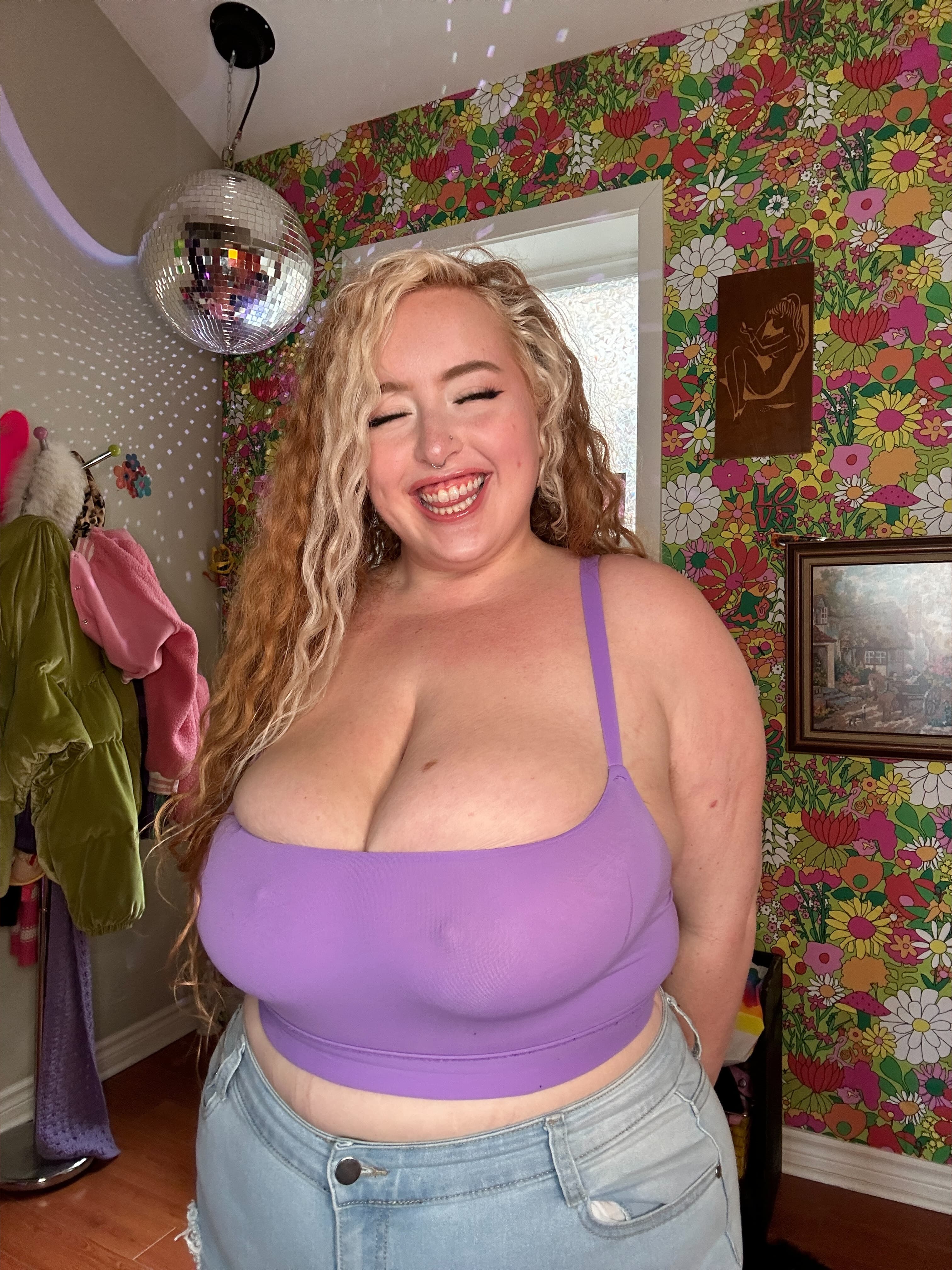 Gwen Adora 🍒 FREE