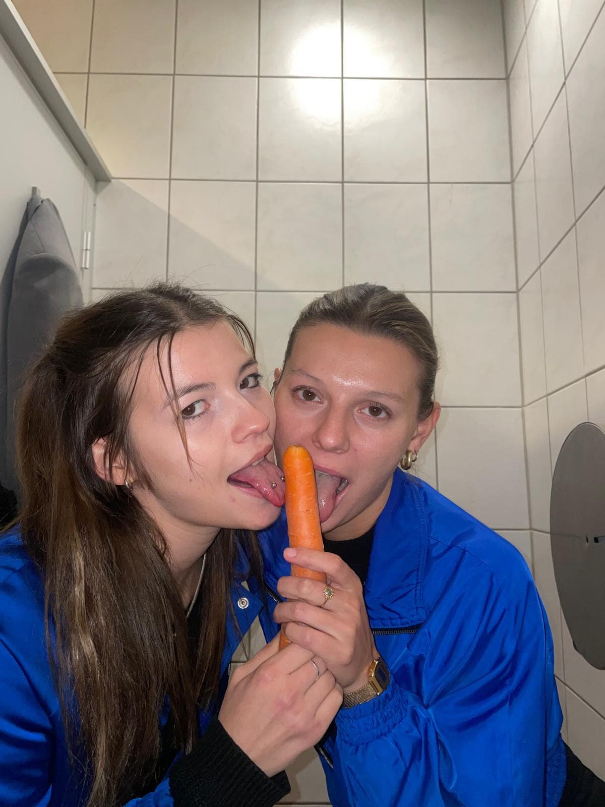 two girls - one carrot 👩‍❤️‍💋‍👩🥕