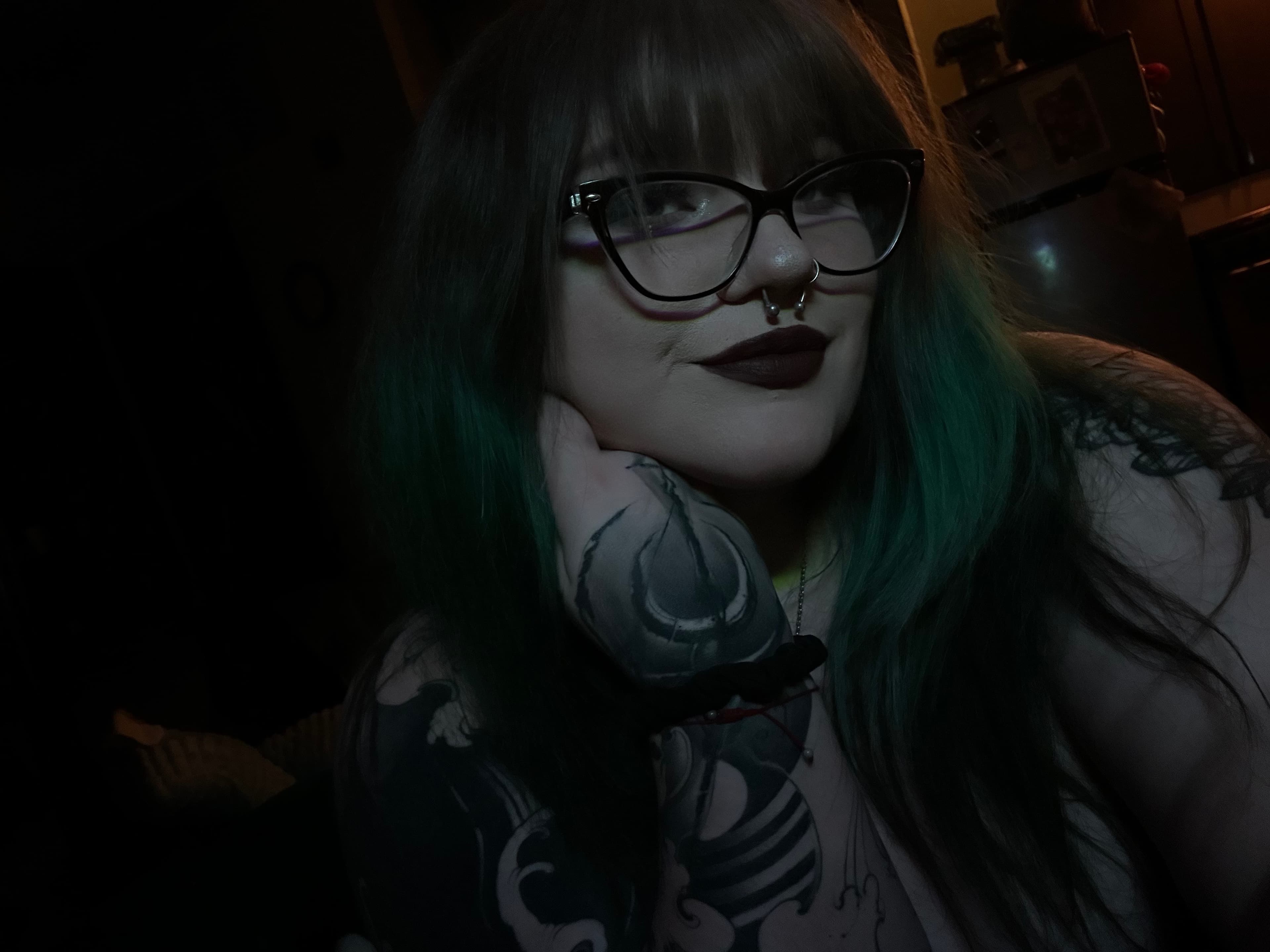 Big titty goth slūt