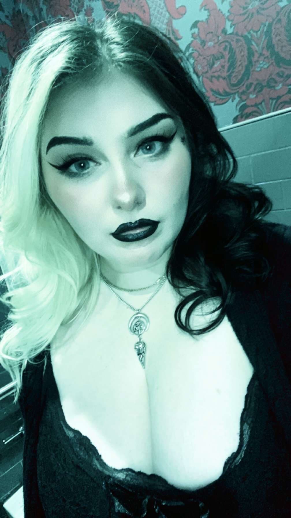 Velvetgothbabe