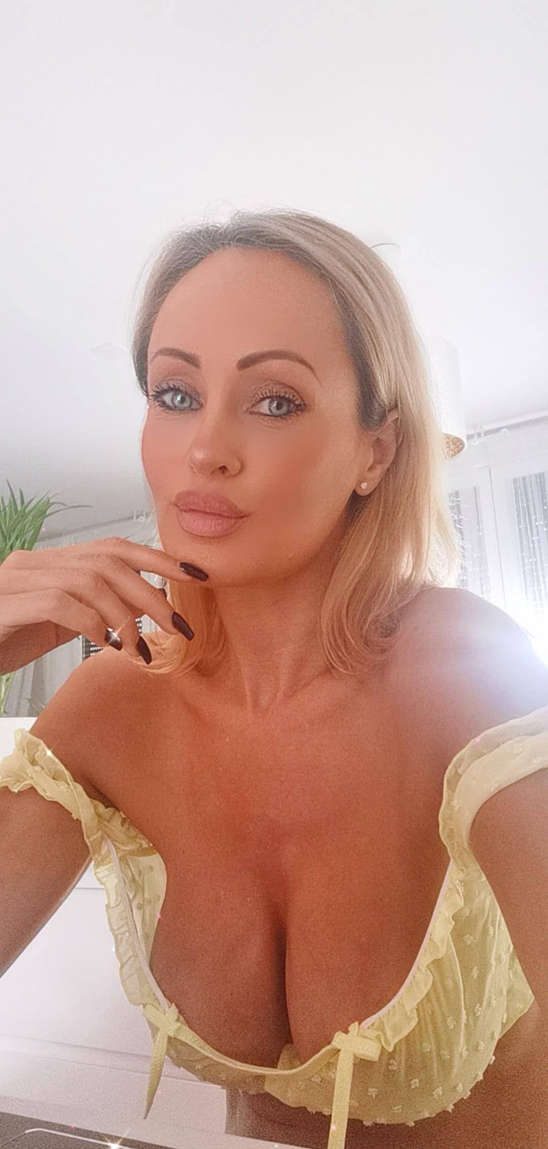 Lady Glam is writing... 😈